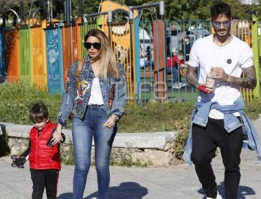 Διαψεύδουν τις φήμες χωρισμού Ηλιάδη και Γκέντσογλου - Χαρούμενοι σε σχολική γιορτή του γιου τους! (φωτό, βίντεο)